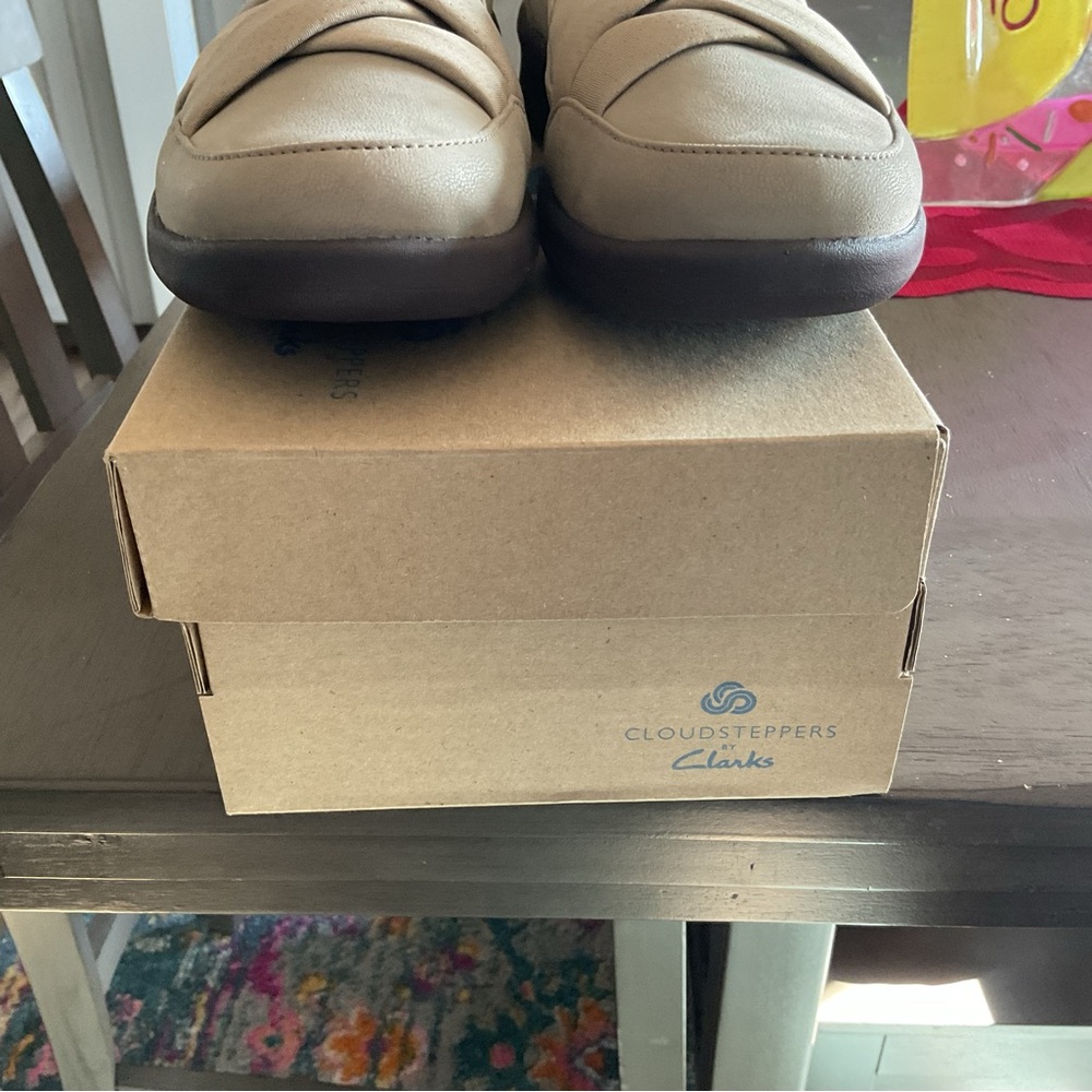 Clarks Women's Tan Cloud stepper Flats - Picture 2 of 5